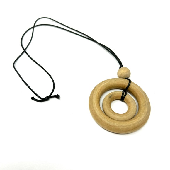 Fashion wood necklace on a cord - Picture 2 of 7